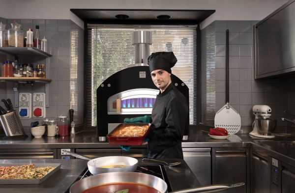 piazza-pizza-ovens-chef-cookign-with-compact-flame piazza-pizza-ovens-chef-cookign-with-compact-flame
