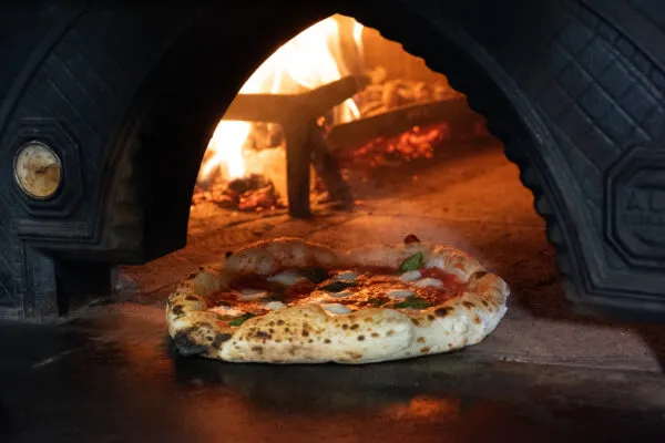 Horno de leña para pizzería: cómo elegir el modelo profesional adecuado