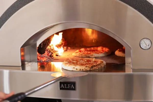 Horno de leña para pizzería: cómo elegir el modelo profesional adecuado